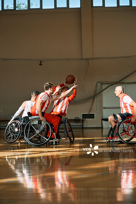 室内篮球场上激烈的轮椅篮球比赛图片素材