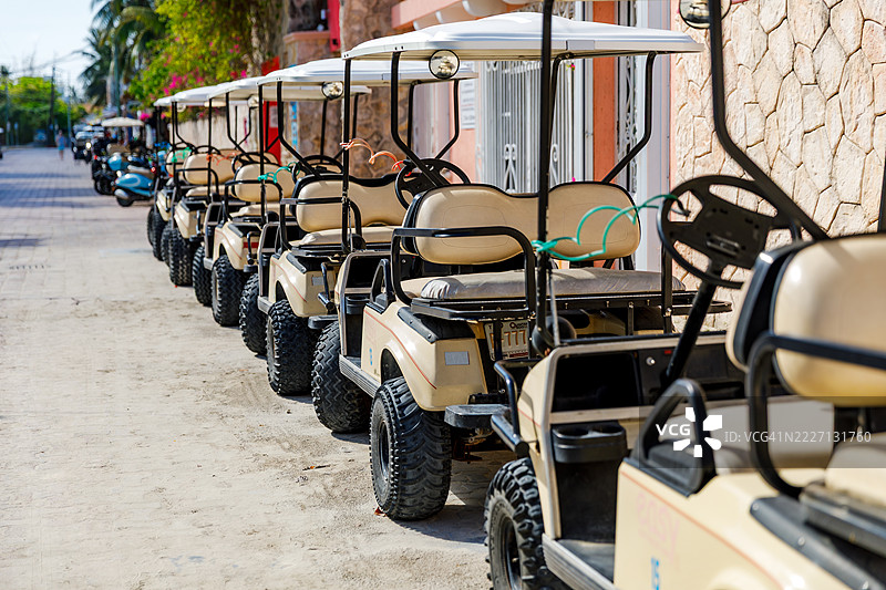 在墨西哥伊斯拉穆赫雷斯岛，酒店前停放的高尔夫球车可供租赁。图片素材