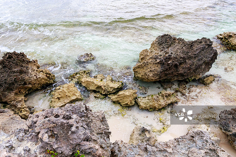 墨西哥伊斯拉穆赫雷斯北部的岩石海岸线与碧绿色海水图片素材