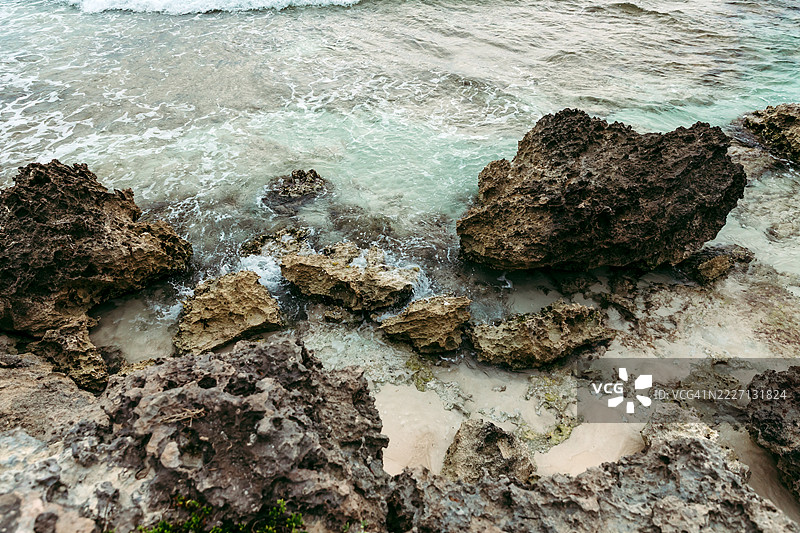 墨西哥伊斯拉穆赫雷斯北部的岩石海岸与碧绿色海水图片素材