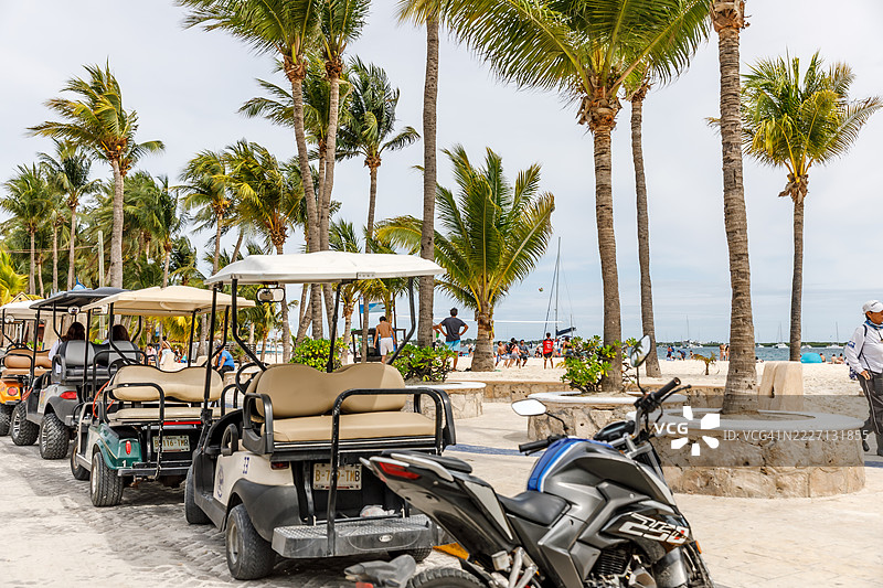 墨西哥伊斯拉穆赫雷斯岛的热门景点普拉亚中心，典型的街景，停放着高尔夫球车。图片素材