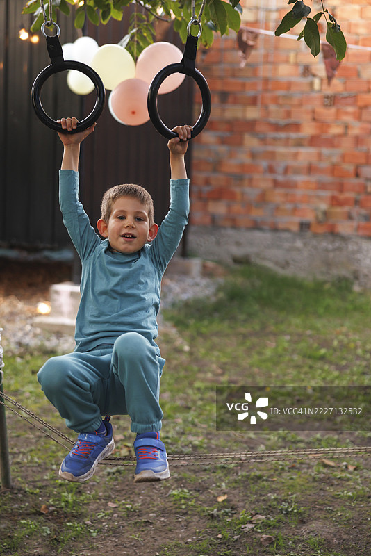 男孩在户外游乐场玩得很开心图片素材