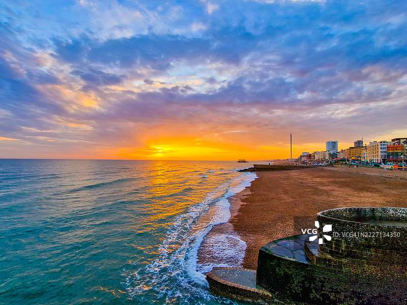 布莱顿海滨日落时分的海浪、海洋和天空风景图片素材