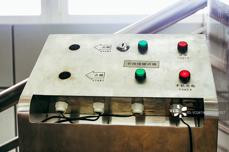 机场吸烟区的自动无火打火机控制面板图片素材