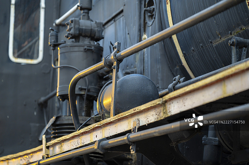 复古蒸汽机车上的管道和机械特写图片素材