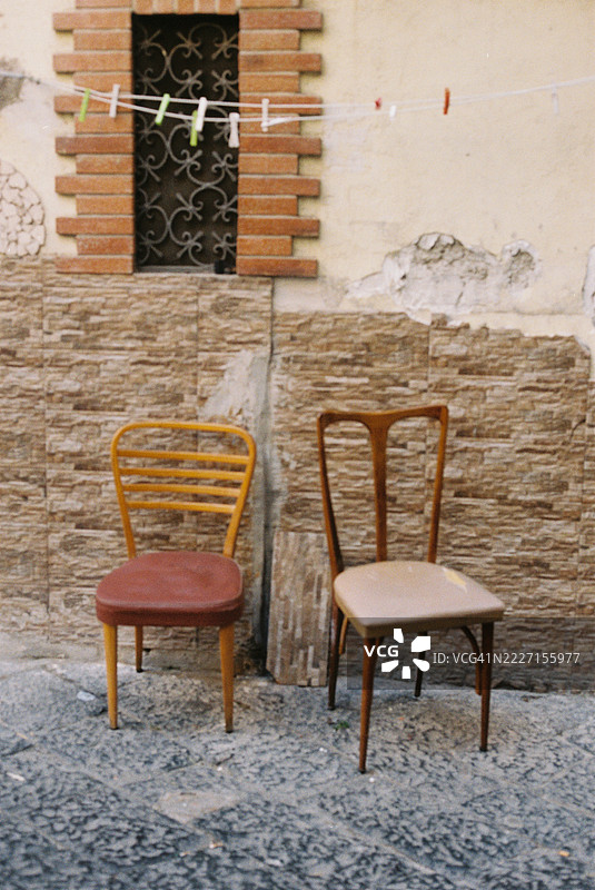 街头椅子与风化的墙壁 – 意大利南部的35毫米胶卷摄影图片素材