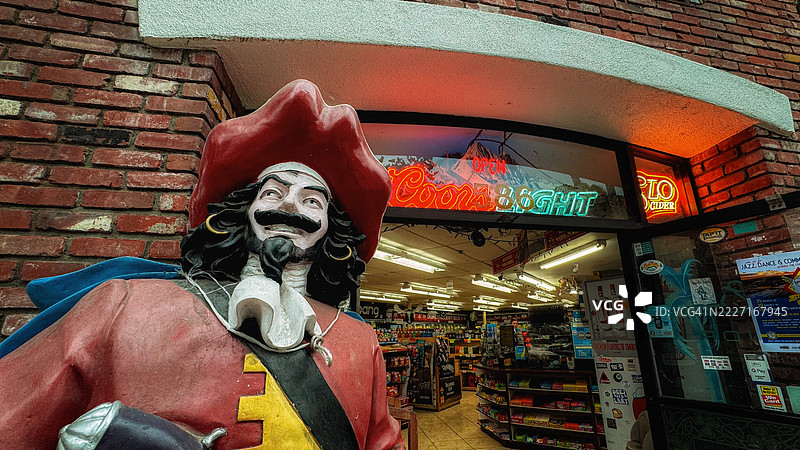 沙迪酒类商店的海盗雕像图片素材