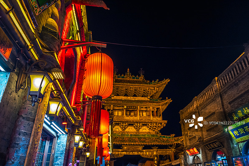 平遥市黄昏时分繁忙的灯光街道。图片素材