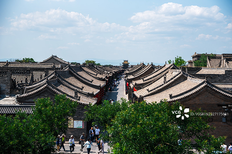 平遥城墙上俯瞰中国房屋的屋顶。图片素材