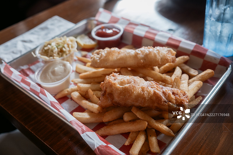 餐厅里的炸鱼薯条图片素材