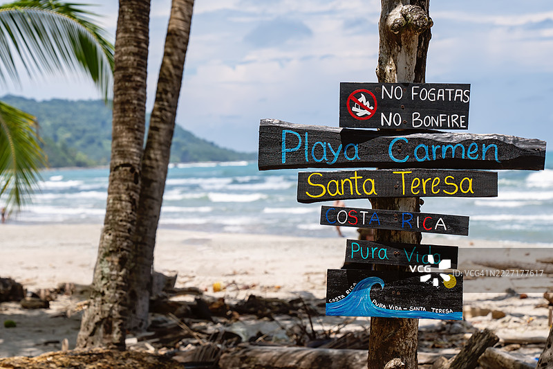 在哥斯达黎加圣特雷莎的卡门海滩上色彩斑斓的木牌图片素材