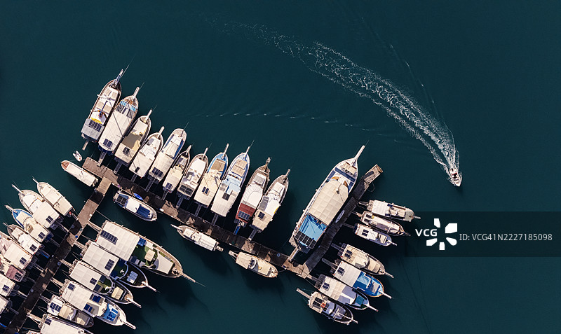 从上方拍摄的Üçağız（凯科瓦）港口停靠的船只 – 安塔利亚，土耳其图片素材