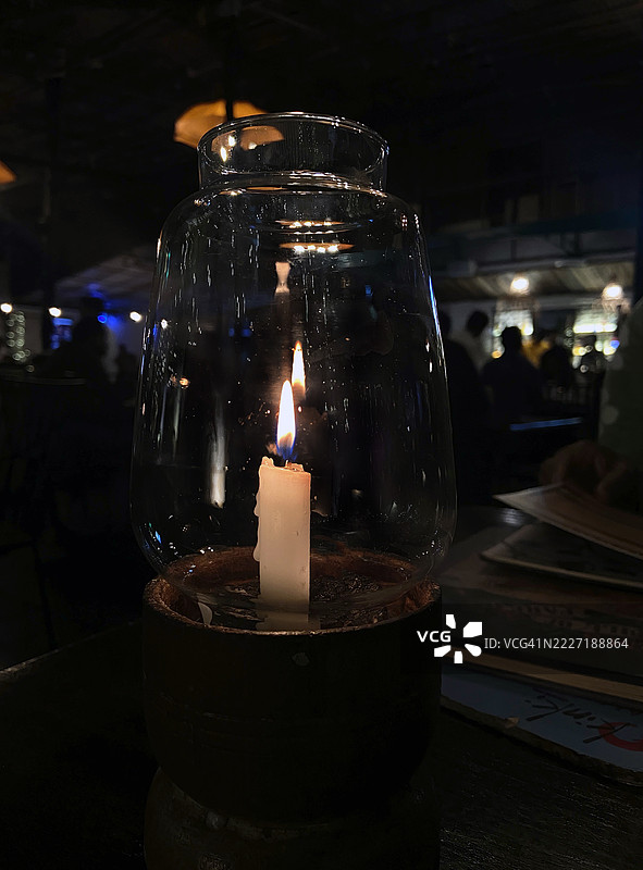 海滩上的烛光晚餐。图片素材