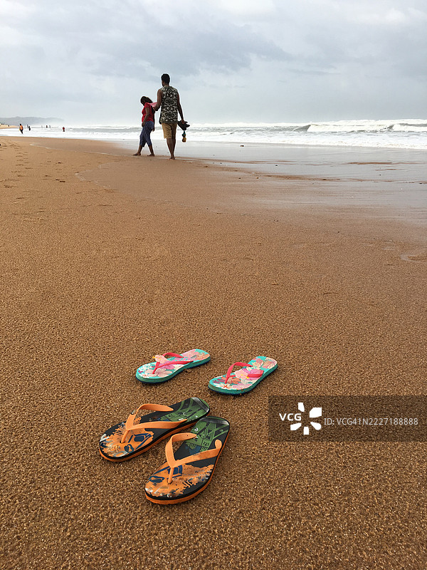 游客在海滩上休息。图片素材