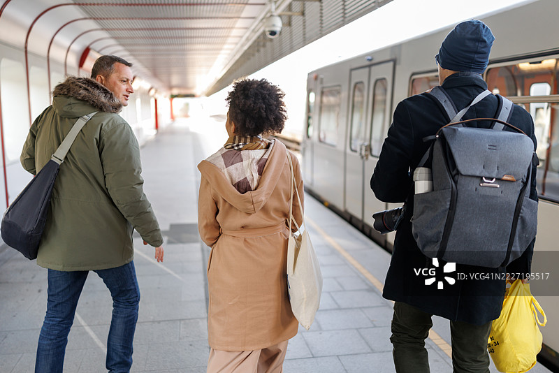 多种族的情侣在地铁站等候火车图片素材