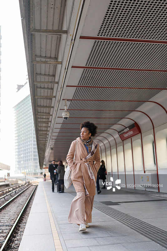 美丽的多种族女性在火车站图片素材