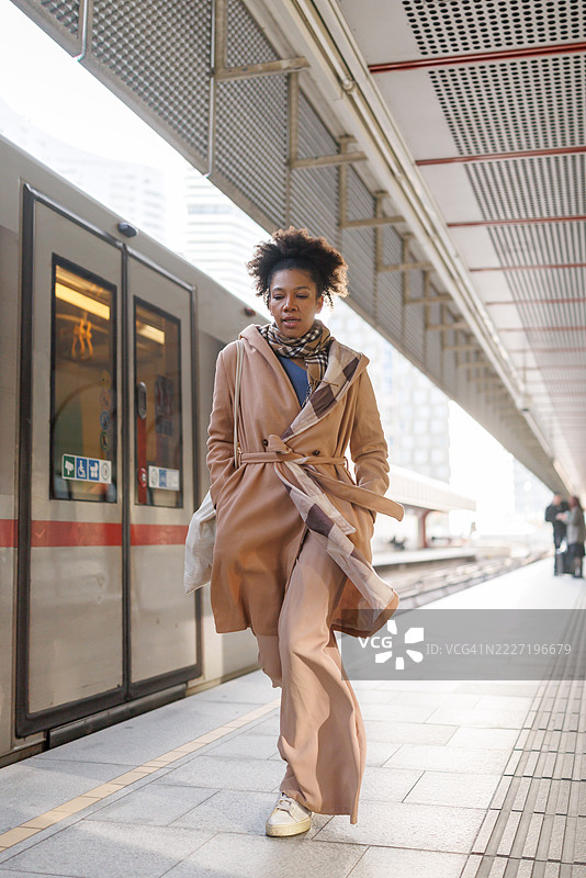 美丽的多种族女性在火车站图片素材
