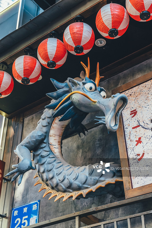 五彩斑斓的龙雕像与红白灯笼，广州，广东，中国图片素材