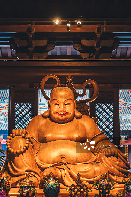 广州，广东，中国的大型木制笑佛雕像图片素材