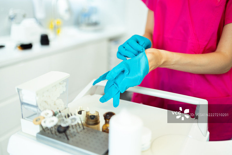 美容师戴着无菌手套准备进行一个程序图片素材