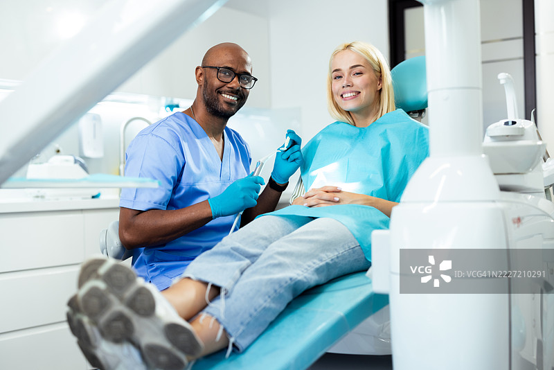 牙医在检查中协助年轻女性图片素材