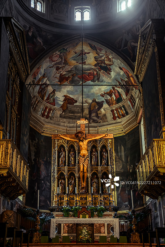 华丽大教堂内部的耶稣十字架图片素材