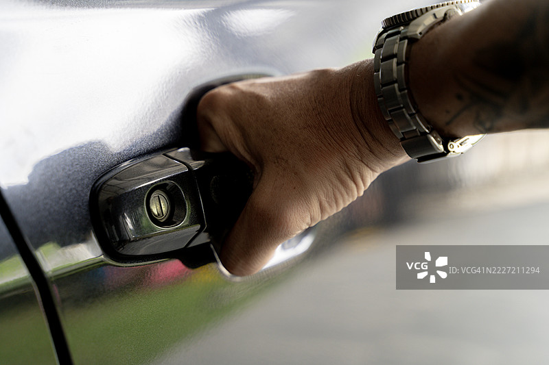 男子手部特写，使用智能汽车钥匙图片素材