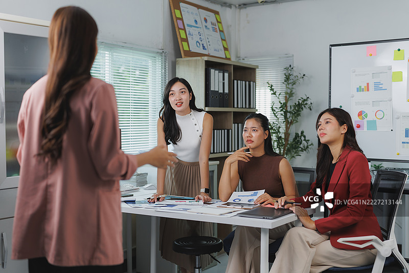 亚洲女商人在办公室开会图片素材