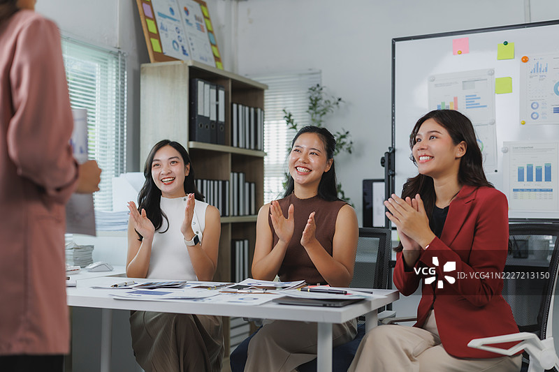女商人在办公室的演示中鼓掌图片素材