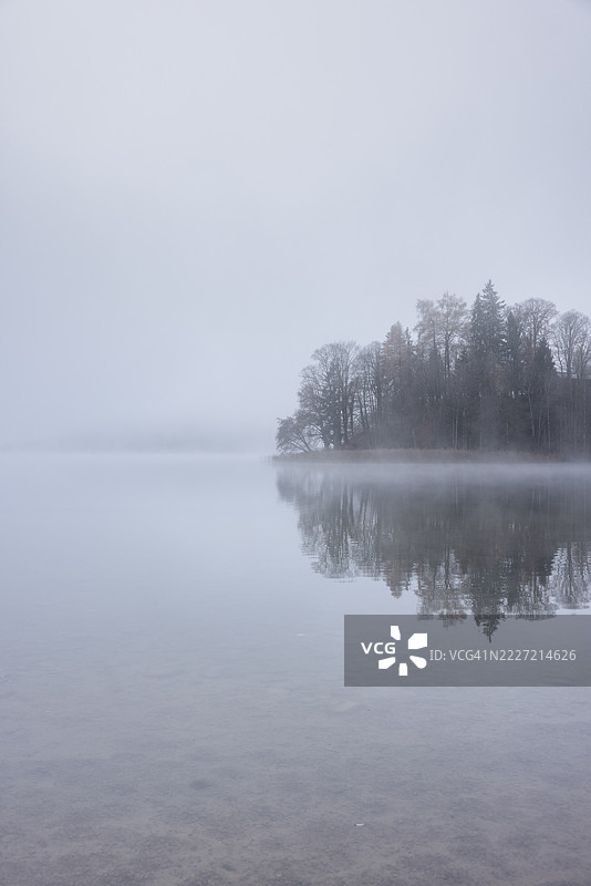 雾和湖图片素材