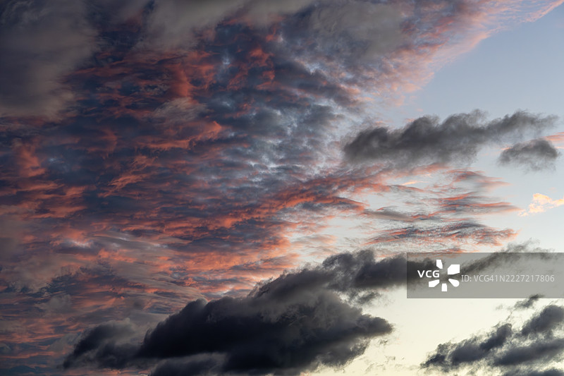 日落云彩：黑暗的云朵与多彩的条纹图片素材