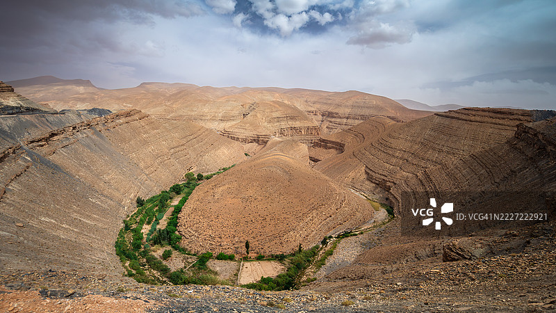 干旱的河流弯道景观,山丘呈龟形,名为“达德斯龟”,是著名的达德斯峡谷的一部分,位于摩洛哥阿特拉斯山脉的布马尔内达德斯(Boumalne-Dadès) - 提内里夫省 - 德拉-塔菲拉勒。图片素材