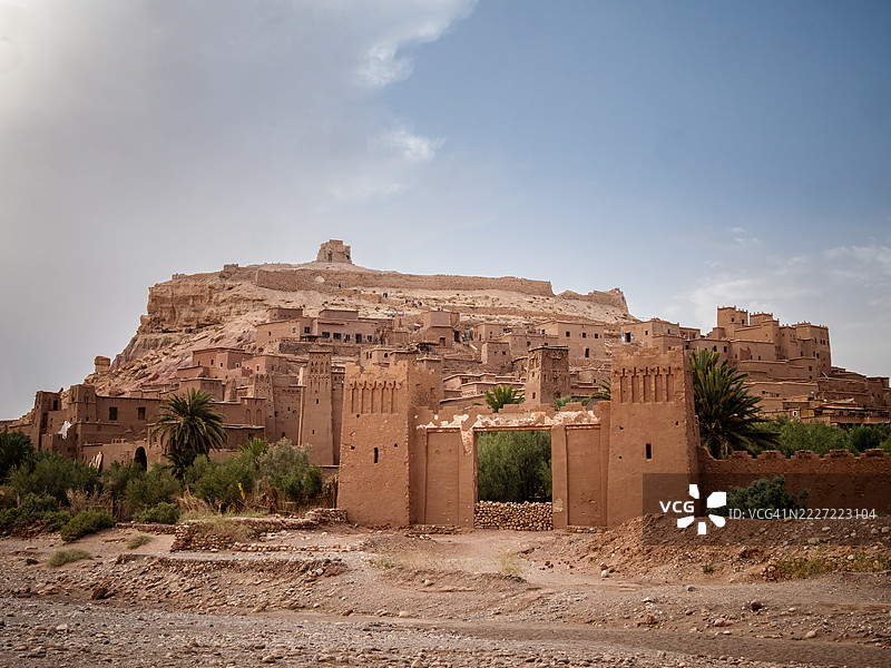 艾特·本哈杜（Aït Benhaddou）古堡的景观，古老的防御墙和塔楼，这是一座由泥土和夯土建成的柏柏尔村庄，脚下有一个绿洲，联合国教科文组织世界遗产 - 乌尼拉谷 - 瓦尔扎扎特 - 摩洛哥。图片素材