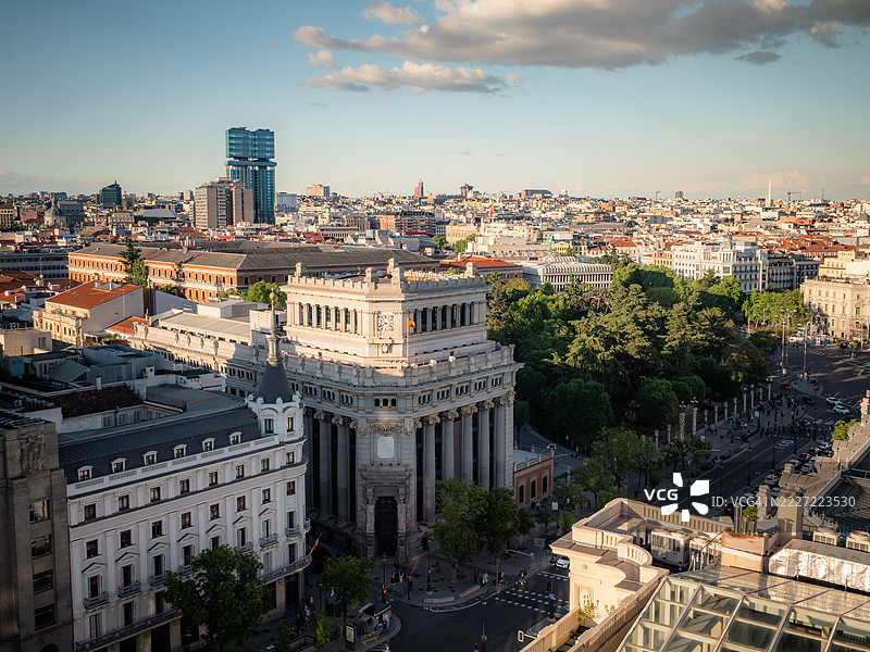 从高处俯瞰马德里阿尔卡拉街，白天的景象，背景是CMNC和塞万提斯学院（女神像大楼）的公共建筑，以及科隆塔楼的摩天大楼。图片素材