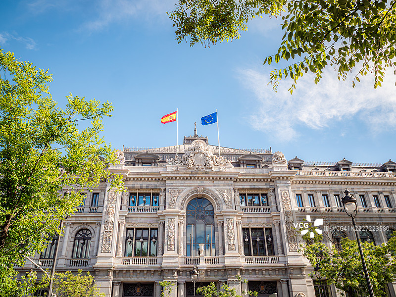 西班牙中央银行(Banco de España)公共建筑的山花视图,展示了建筑细节、雕像、雕塑和入口上方的装饰,拍摄于马德里阿尔卡拉街。图片素材