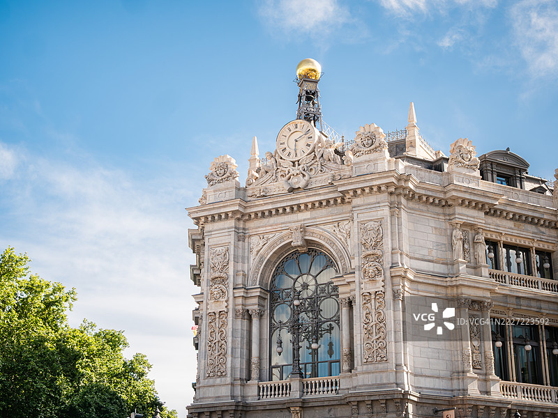 西班牙中央银行(Banco de España)公共建筑的特写,展示了位于马德里阿尔卡拉街(Calle de Alcalá)与普拉多大道(Paseo del Prado)交角处的建筑细节和阳台周围的装饰。图片素材