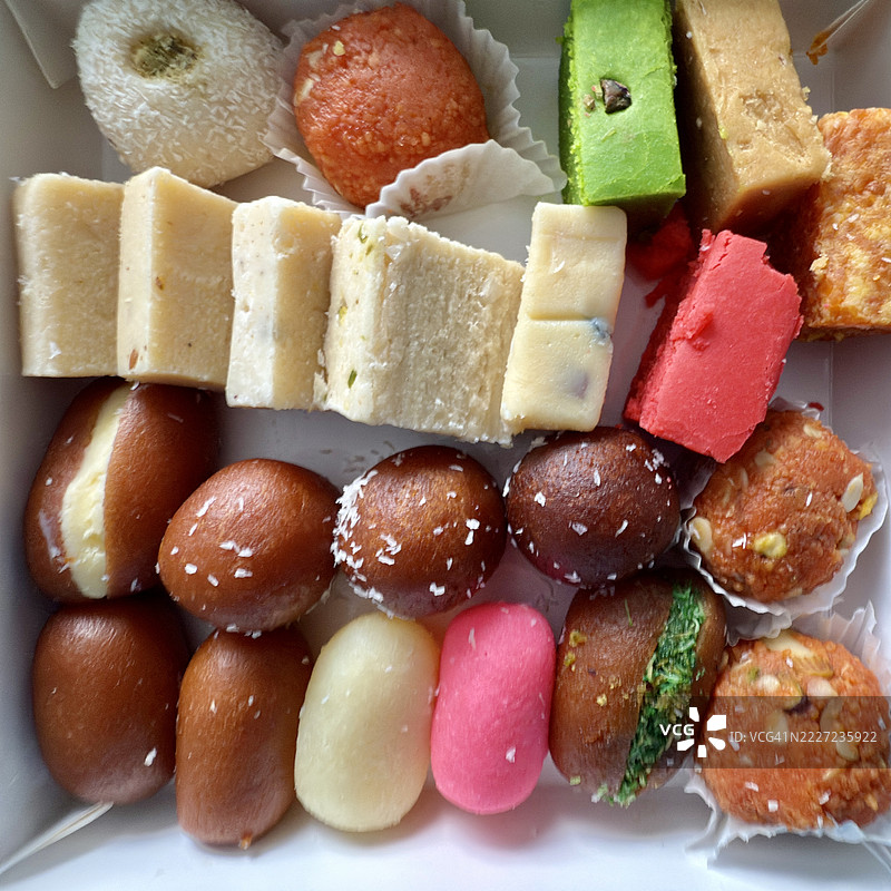 混合印度甜点，包括特写的格拉布·贾蒙图片素材