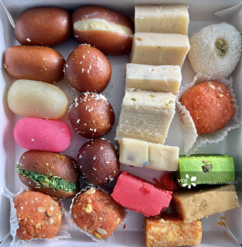 混合印度甜点，包括特写的格拉布·贾蒙和布尔菲图片素材