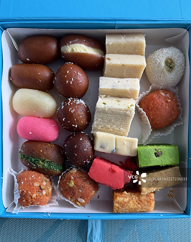 混合印度甜点，包括特写的格拉布·贾蒙和布尔菲图片素材