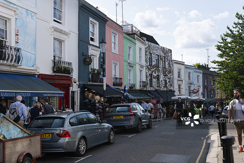 波托贝罗路的街景展示了历史建筑的底层零售商店，沿着繁忙的步行街道。伦敦，英国。图片素材