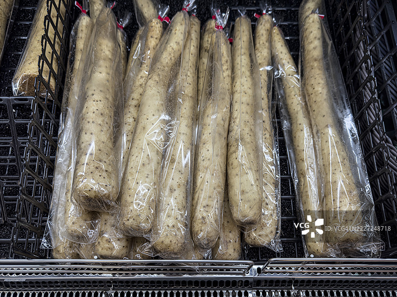 市场上塑料包装的长芋图片素材