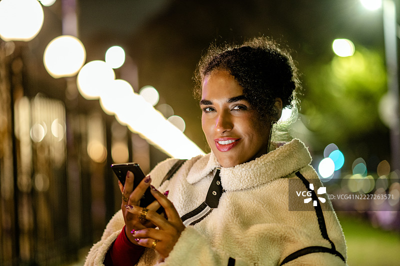 年轻人在下班后夜晚使用设备图片素材
