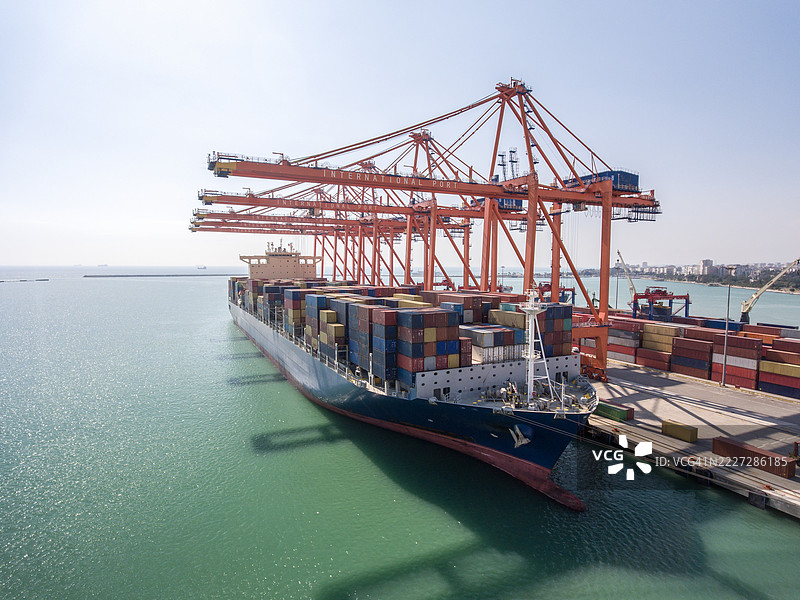 土耳其梅尔辛国际集装箱港大型集装箱船的运输时间。图片素材
