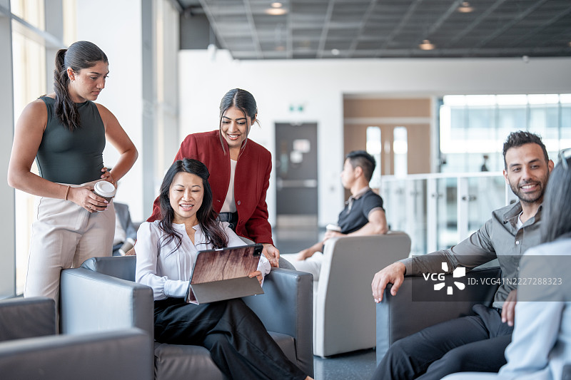 现代办公室环境中，商业团队共同协作图片素材