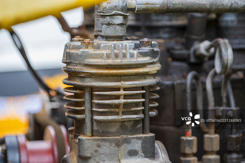 生锈的空气压缩机特写，显示出磨损的迹象图片素材