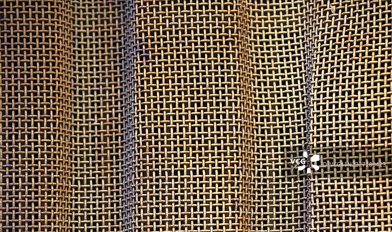 生锈的编织金属网形成了一个有纹理的背景图片素材