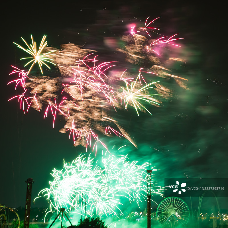 加拿大魁北克省蒙特利尔国际年度烟花节。图片素材