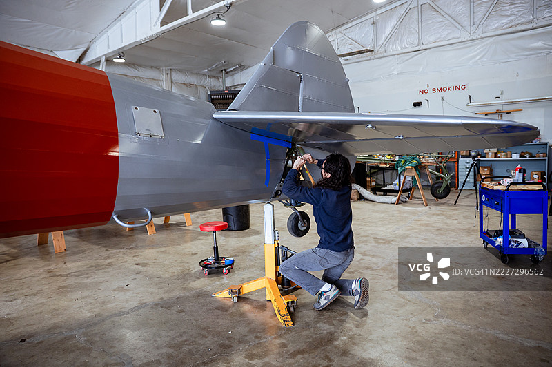 飞机维修工正在修理飞机机身图片素材