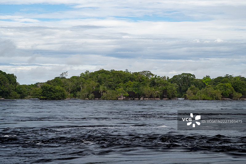 在里约黑河中的岛屿和巨石，靠近圣加布里埃尔达卡乔埃拉（II）图片素材