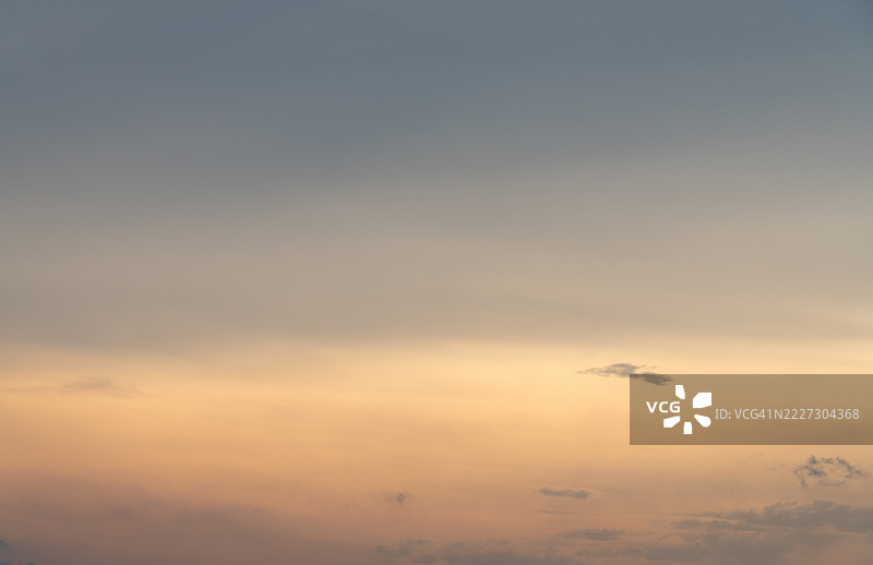 微光天空与细腻云彩图片素材